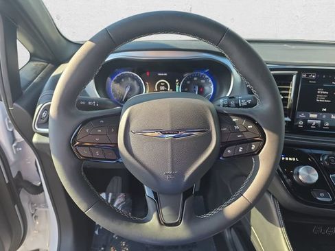 Used 2025 Chrysler Pacifica Limited FWD image 20
