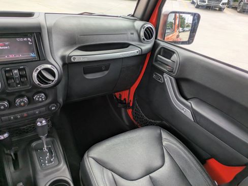 Used 2015 Jeep Wrangler Unlimited Sahara w/ Connectivity Group image 12