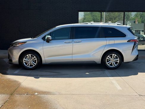 Used 2023 Toyota Sienna Platinum AWD/4WD image 13
