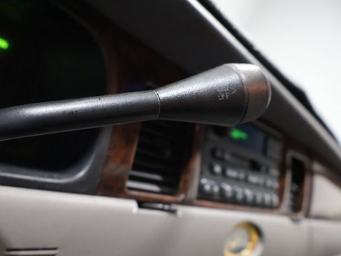 Used 2000 Lincoln Town Car Cartier image 31