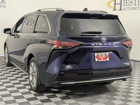 Used 2024 Toyota Sienna Platinum image 5
