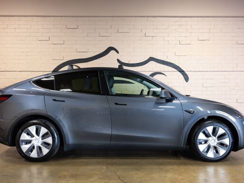 Used 2022 Tesla Model Y Long Range image 3