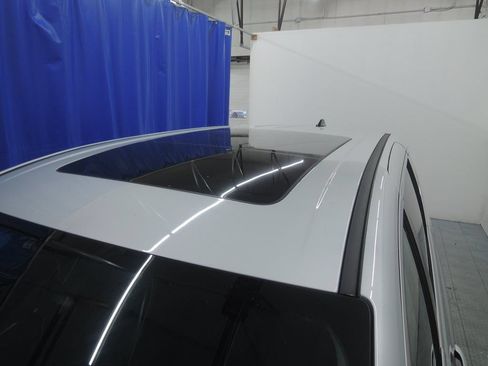 Used 2024 Chrysler Pacifica Limited FWD image 4