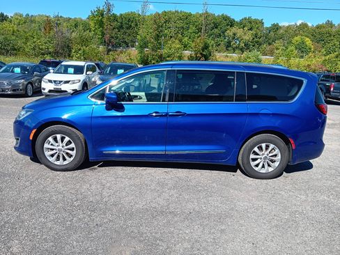 Used 2018 Chrysler Pacifica Touring-L FWD image 2