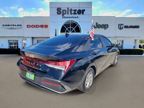 Used 2025 Hyundai Elantra SE FWD image 2