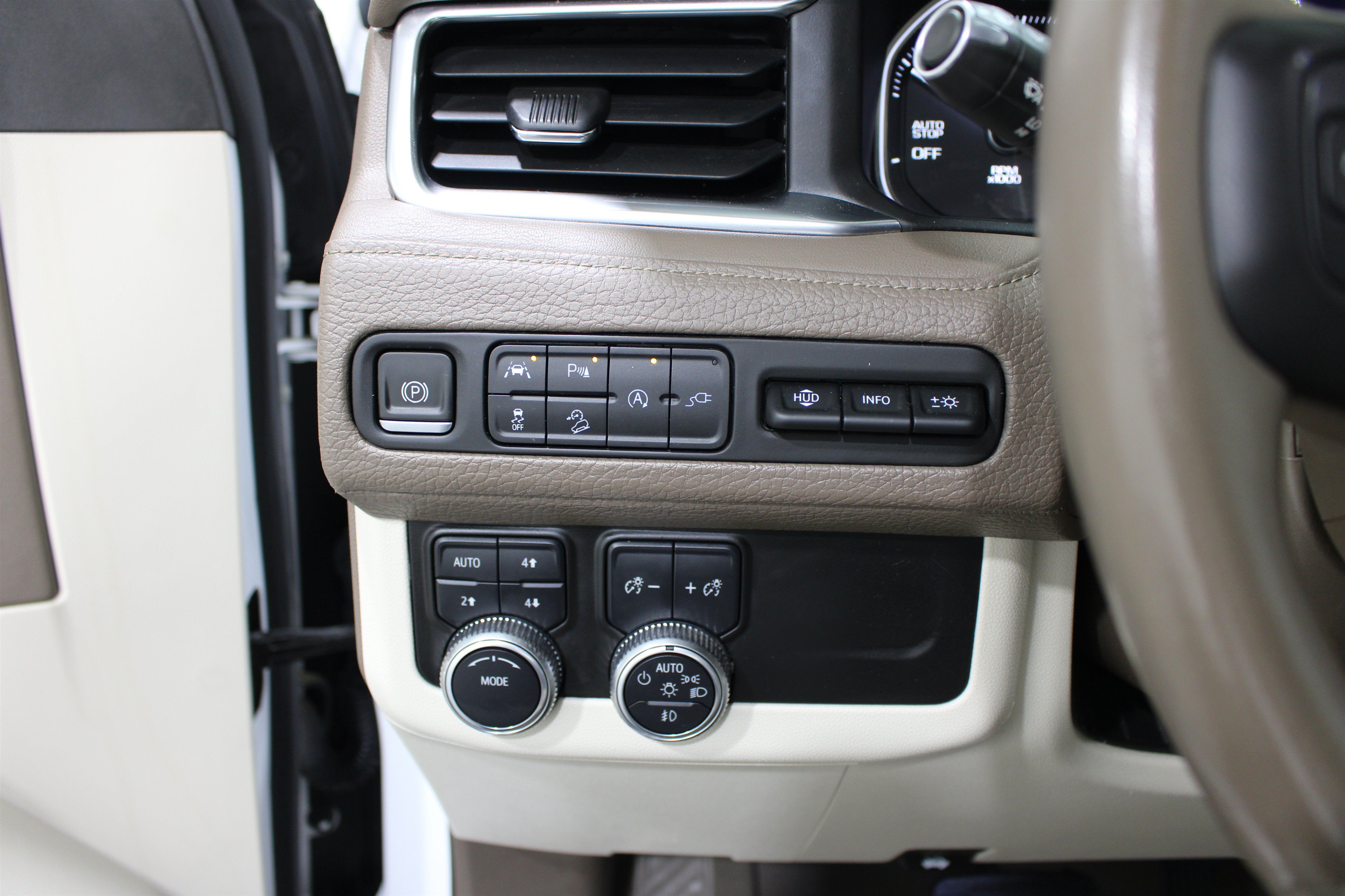 Used 2021 GMC Yukon Denali w/ Advanced Technology Package AWD/4WD image 9