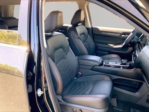 Used 2023 Nissan Pathfinder Platinum w/ Black Appearance Package AWD/4WD image 21