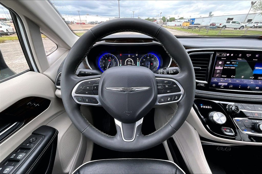 Used 2023 Chrysler Pacifica Limited FWD image 5