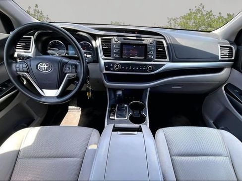 Used 2015 Toyota Highlander LE AWD/4WD image 14