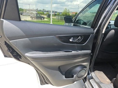 Used 2018 Nissan Rogue SV w/ Premium Package FWD image 24