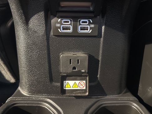 Used 2024 Jeep Wrangler Rubicon image 18