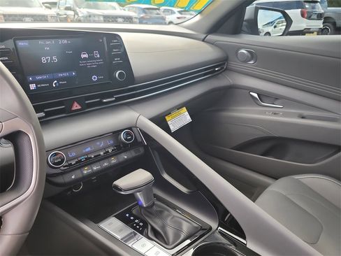 Used 2022 Hyundai Elantra SEL w/ Convenience + Premium Package image 18