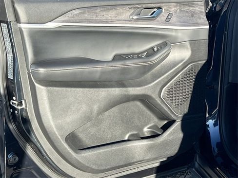 Certified 2023 Jeep Grand Cherokee Limited w/ Black Appearance Package image 15