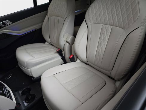 Used 2023 BMW X7 M60i w/ Executive Package image 17