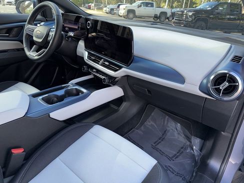 Used 2025 Chevrolet Equinox EV LT image 17