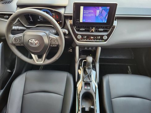 Used 2025 Toyota Corolla Cross XLE w/ Convenience Package FWD image 26