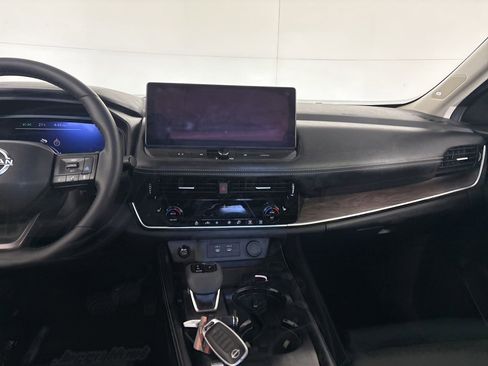 Used 2025 Nissan Rogue Platinum image 25