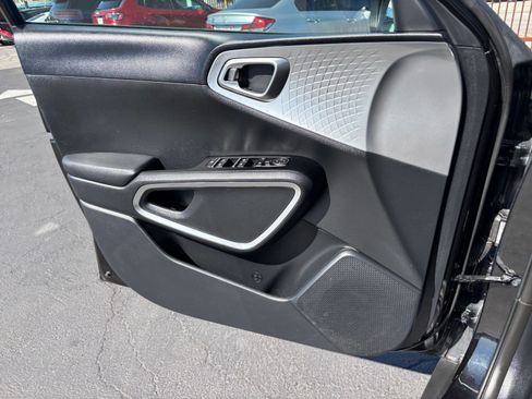Used 2025 Kia Soul LX w/ LX Technology Package FWD image 18