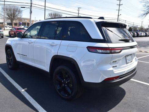 Used 2023 Jeep Grand Cherokee Limited w/ Luxury Tech Group II image 4