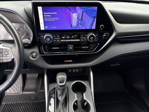 Used 2023 Toyota Highlander XLE FWD image 32