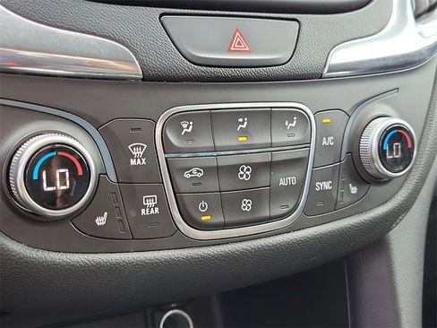 Used 2019 Chevrolet Equinox LT w/ Driver Convenience Package image 28