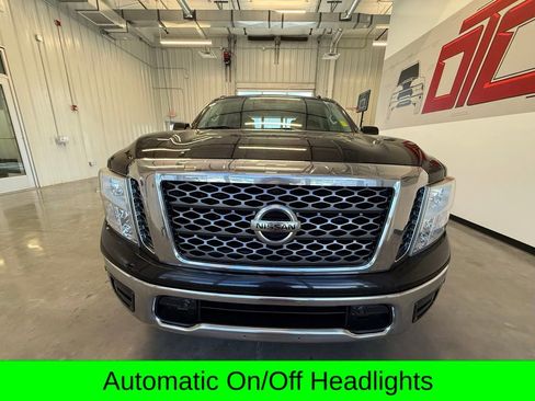 Used 2018 Nissan Titan SV w/ SV Convenience Package RWD image 9