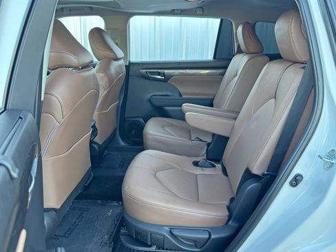 Used 2025 Toyota Highlander Limited image 45