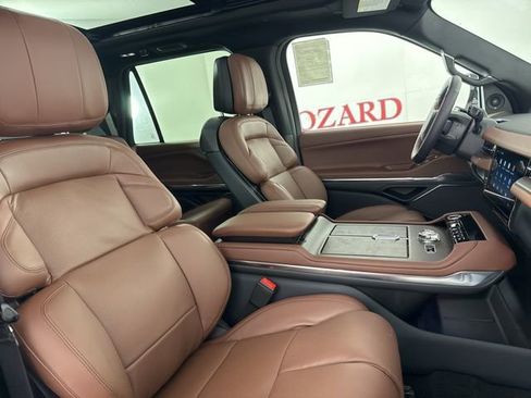 New 2025 Lincoln Navigator Reserve image 19