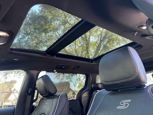 Used 2025 Chrysler Pacifica Limited image 24