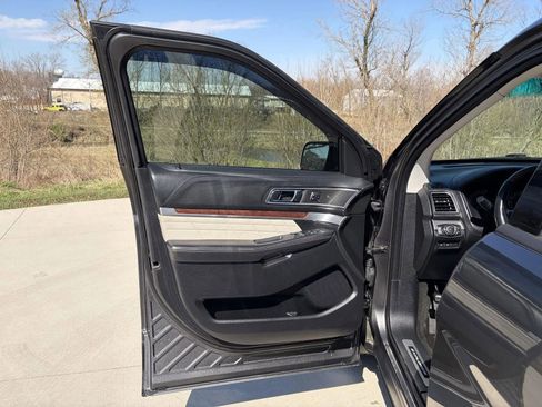 Used 2016 Ford Explorer Platinum image 10