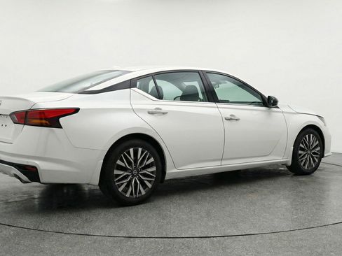 Used 2025 Nissan Altima 2.5 SV FWD image 9