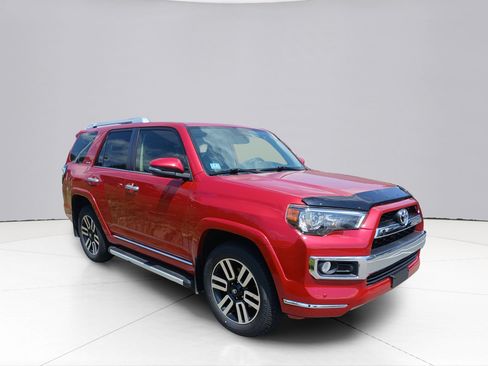 Used 2018 Toyota 4Runner SR5 AWD/4WD image 7