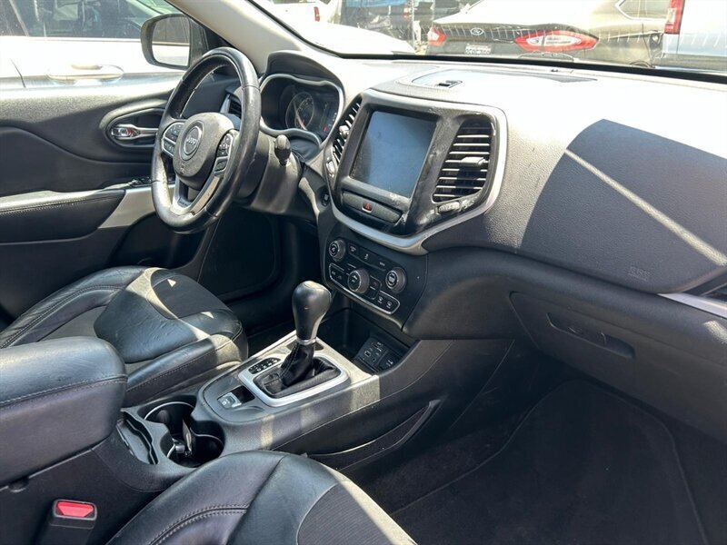 Used 2018 Jeep Cherokee Latitude Plus FWD image 27
