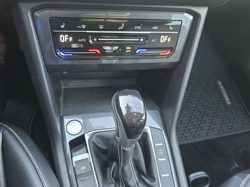 Used 2022 Volkswagen Tiguan SE w/ Panoramic Sunroof Package image 21