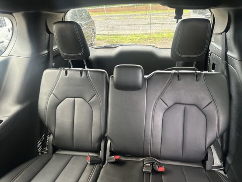 Used 2025 Chrysler Pacifica Select FWD image 23