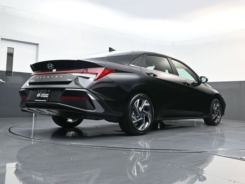 Certified 2025 Hyundai Elantra Limited image 17