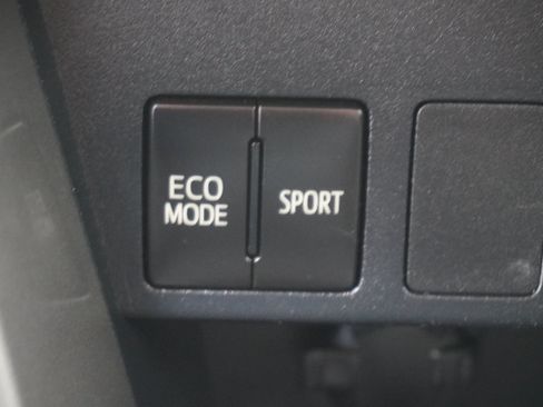Used 2017 Toyota RAV4 LE FWD image 19