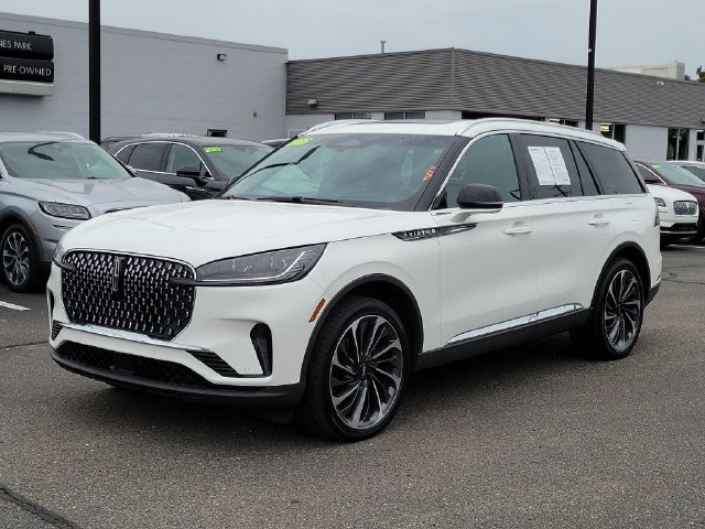 Used 2025 Lincoln Aviator Reserve w/ Equipment Group 201A AWD/4WD image 2