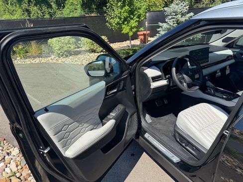 Used 2025 Mitsubishi Outlander AWD image 23