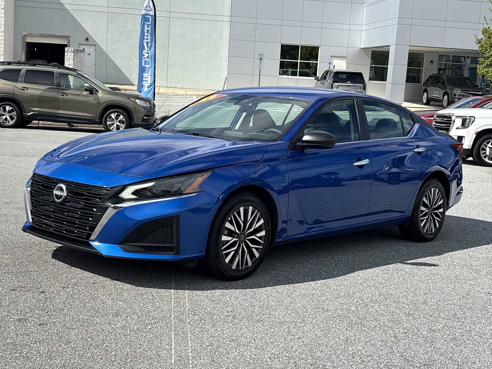 Used 2025 Nissan Altima 2.5 SV AWD/4WD image 2