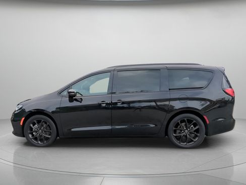 Used 2025 Chrysler Pacifica Limited FWD image 18