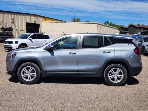 Used 2024 GMC Terrain SLE AWD/4WD image 2