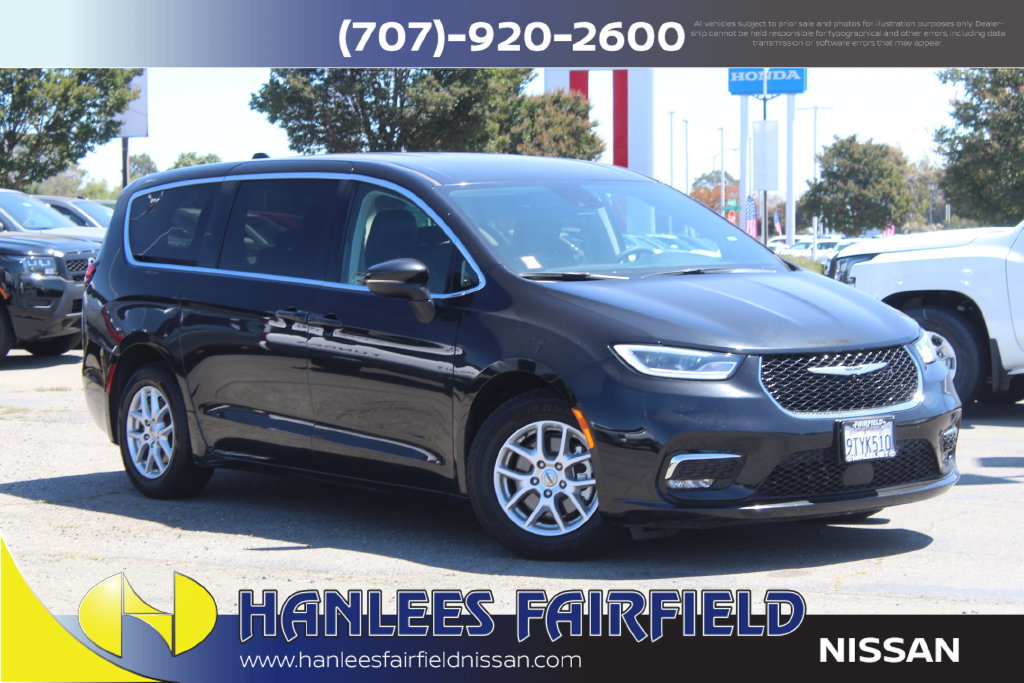 Used 2023 Chrysler Pacifica Touring-L FWD image 1