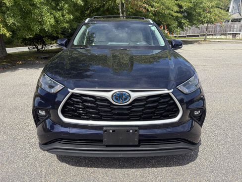 Used 2024 Toyota Highlander XLE AWD/4WD image 2