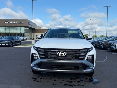 Used 2025 Hyundai Tucson SE FWD image 2