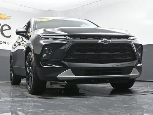 Used 2025 Chevrolet Blazer LT w/ Sound & Technology Package FWD image 3