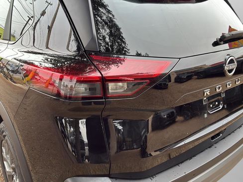 Used 2023 Nissan Rogue S image 34