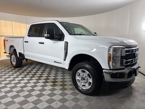 Used 2025 Ford F250 XLT w/ FX4 Off-Road Package image 3