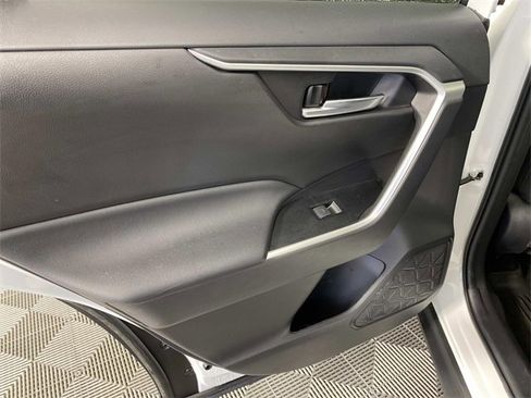 Used 2022 Toyota RAV4 XLE w/ Convenience Package image 28