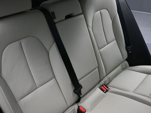 Used 2024 Volvo XC40 B5 Ultimate image 12